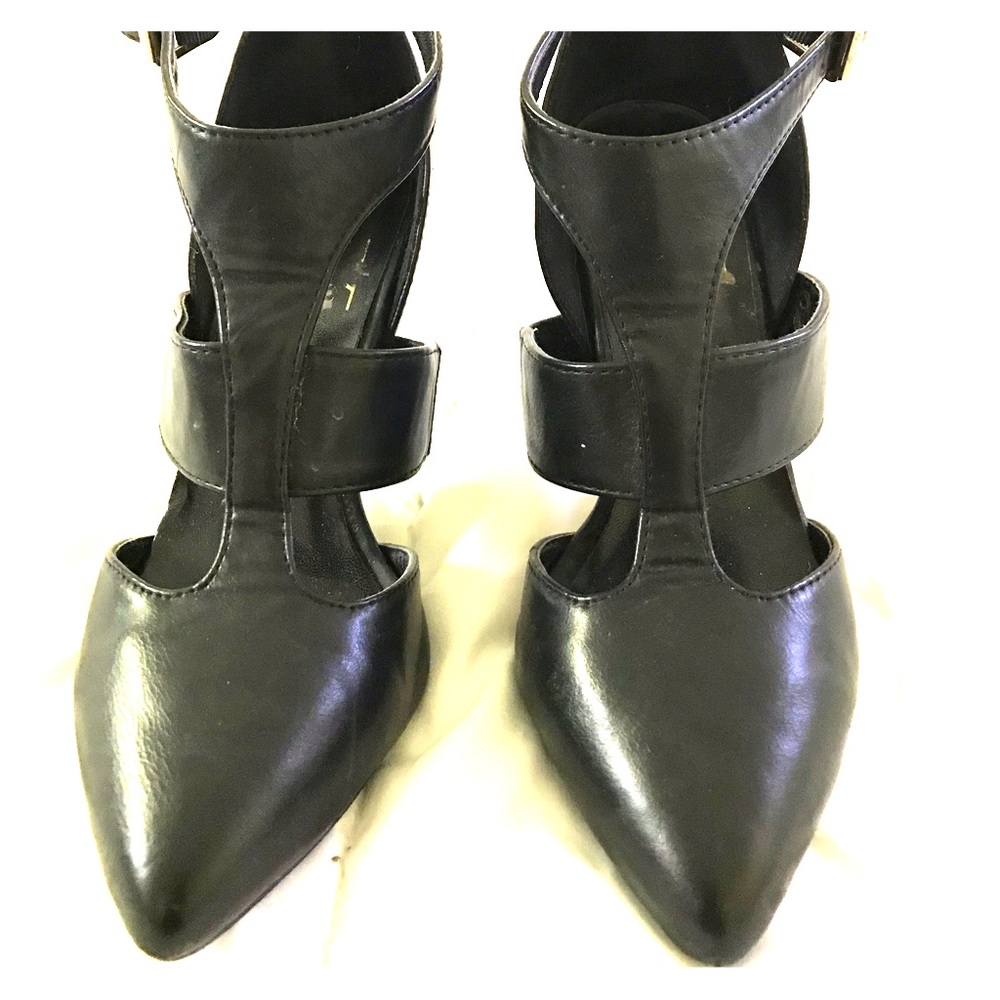 Used black pumps